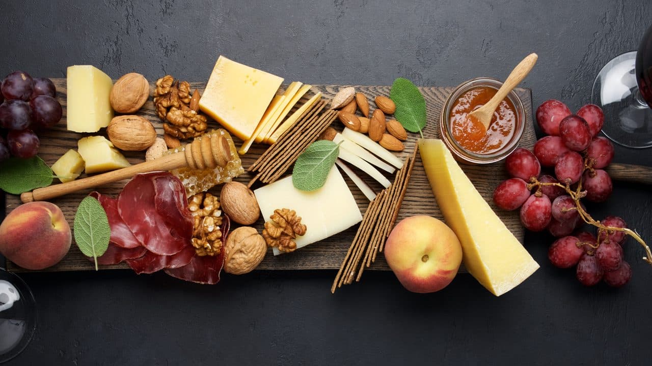 Tabla de quesos y fiambres con frutos secos