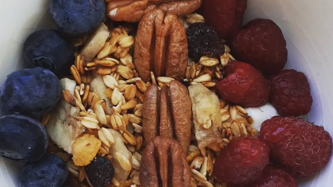 Bowl de yogur con granola y nuez pecán